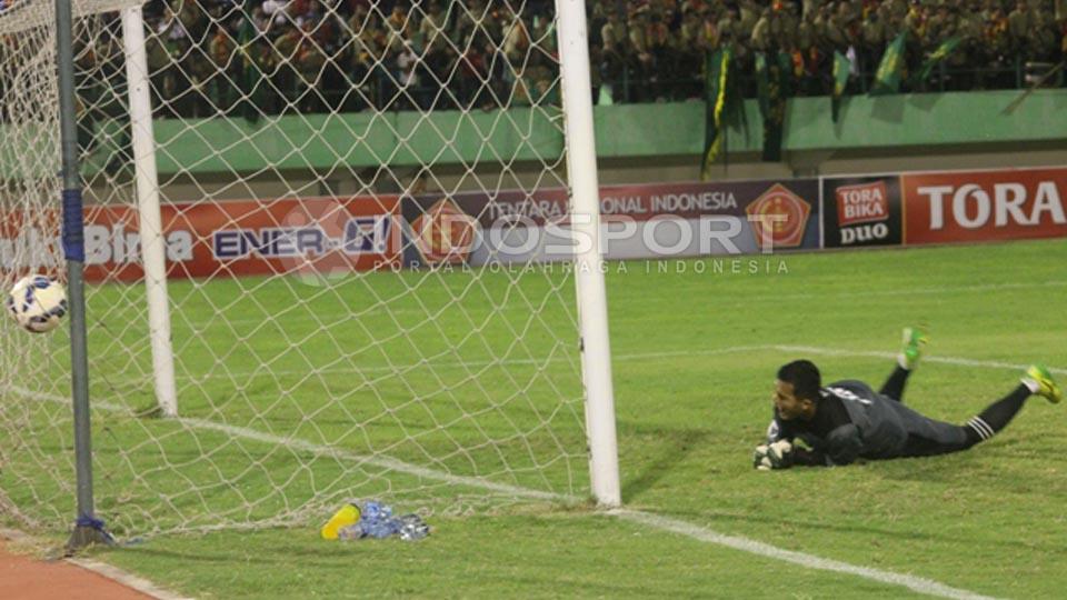 Penjaga Gawang PS. TNI Dhika Bayangkara saat gagal menghalau tendangan penalti Rafael Maitimo